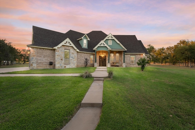 view of front of house featuring a lawn