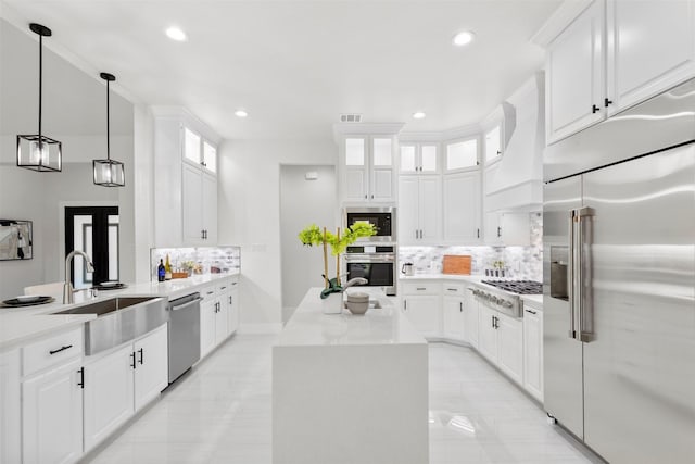 389 Arbor Mill Ct, Sunnyvale, TX 75182 - kitchen with stainless steel appliances, tasteful backsplash, light countertops, a kitchen island, and recessed lighting