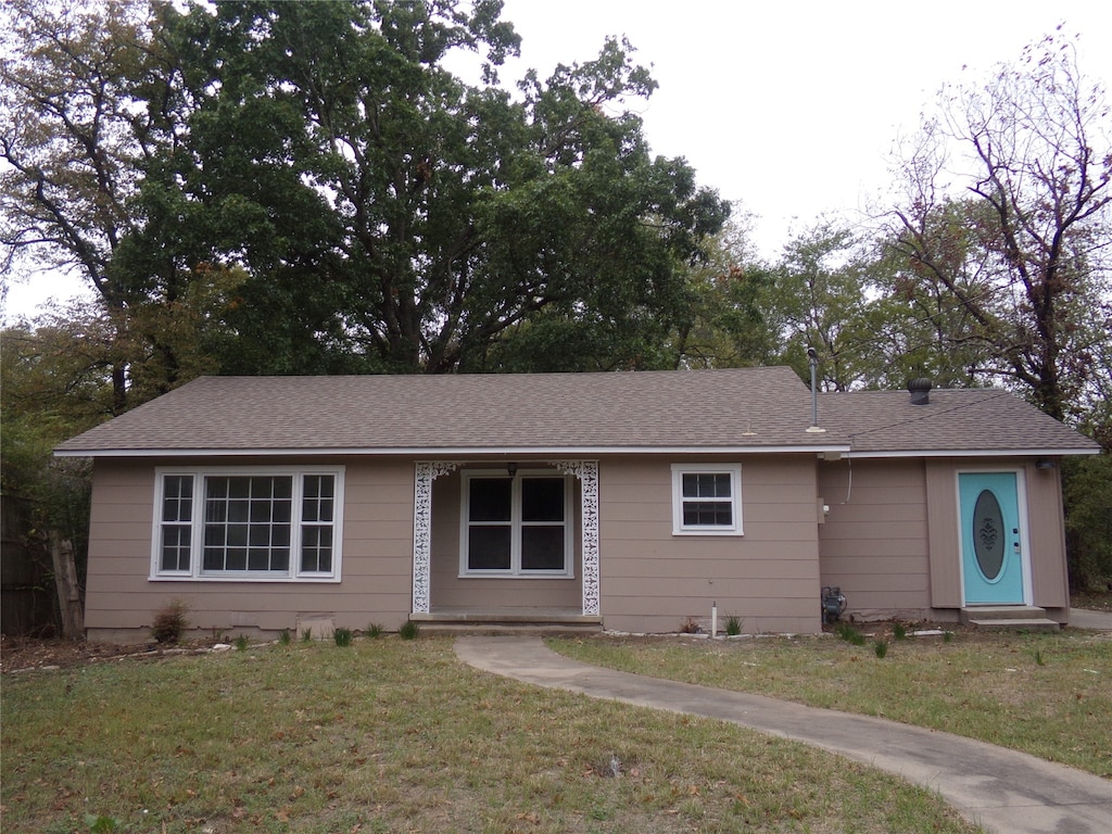 single story home featuring a front yard