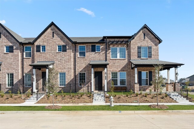 view of front facade featuring brick siding