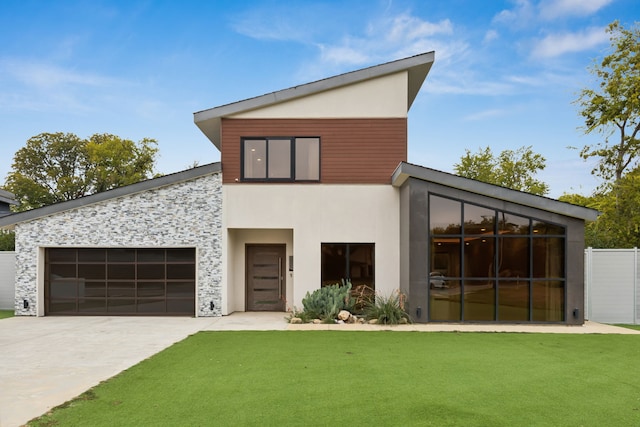 view of front of property featuring a front lawn