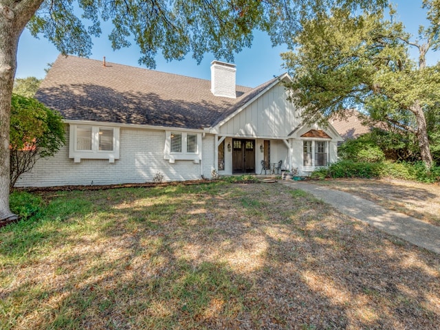 view of front of house featuring a front yard