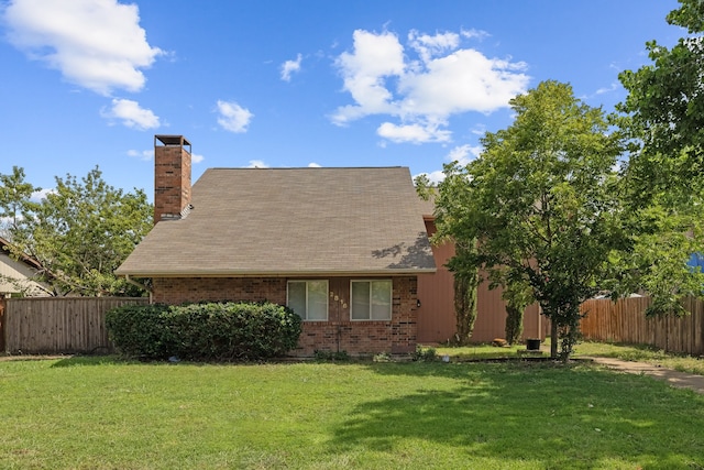 view of front of property with a front yard