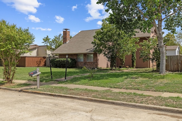 view of front of property featuring a front lawn