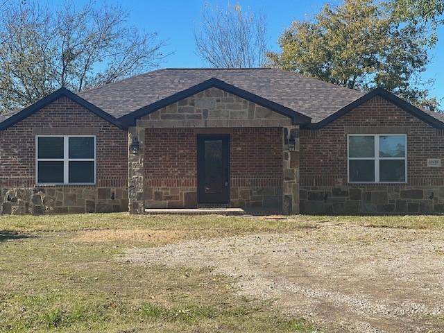 single story home featuring a front lawn