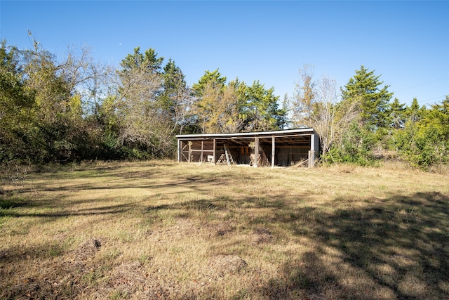 view of yard featuring an outbuilding