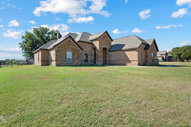 view of front of home featuring a front lawn