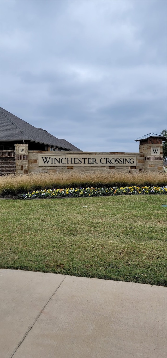 community / neighborhood sign featuring a yard