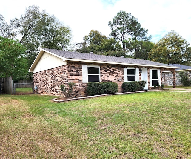 ranch-style home featuring a front lawn