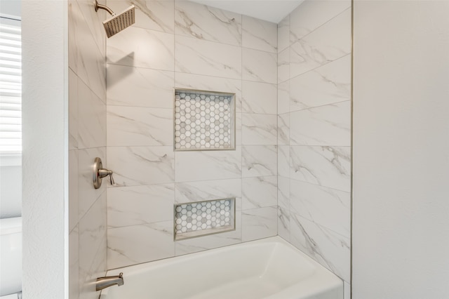 bathroom with tiled shower / bath combo