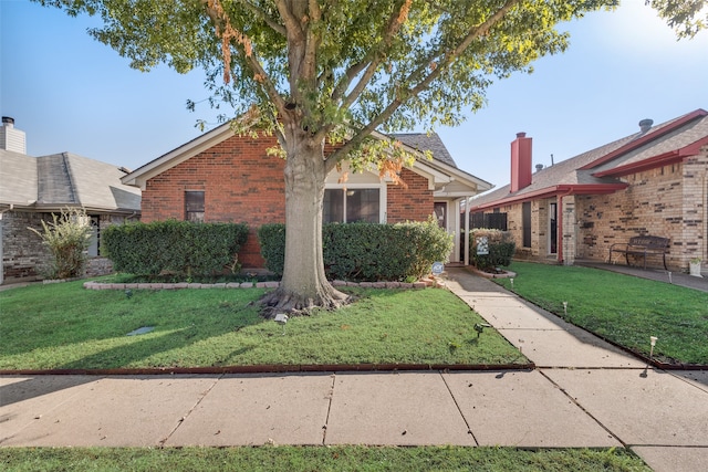 view of front of property featuring a front lawn