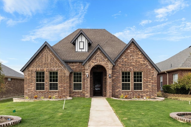 view of front of house featuring a front lawn