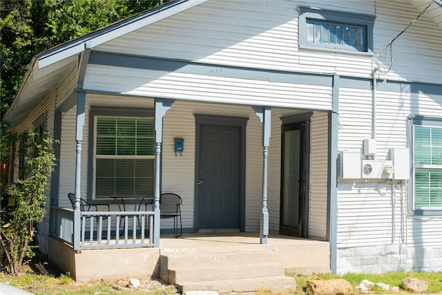 property entrance featuring a porch