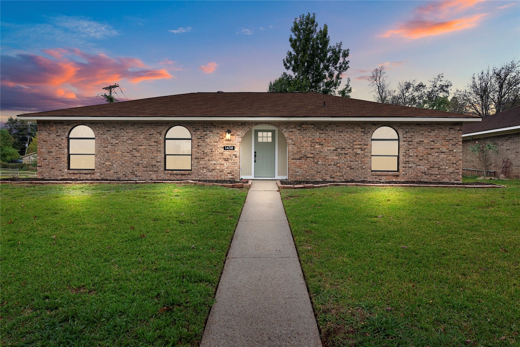 view of front of property featuring a yard