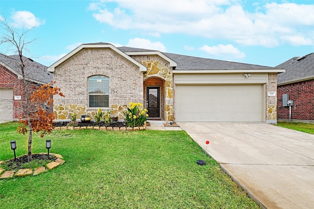 view of front facade featuring a front yard and a garage