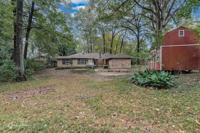 view of yard featuring an outdoor structure