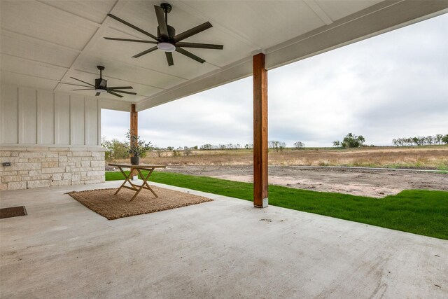 empty room with ceiling fan, vaulted ceiling, and light hardwood / wood-style flooring