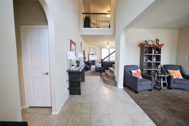 foyer entrance featuring carpet flooring and ceiling fan