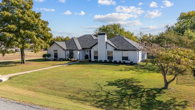 view of front of house featuring a front lawn