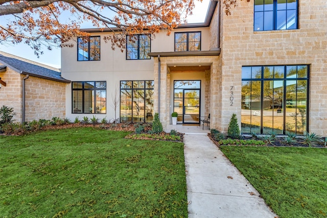 entrance to property featuring a yard