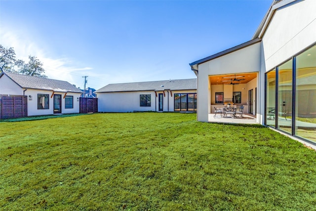 view of yard featuring a patio