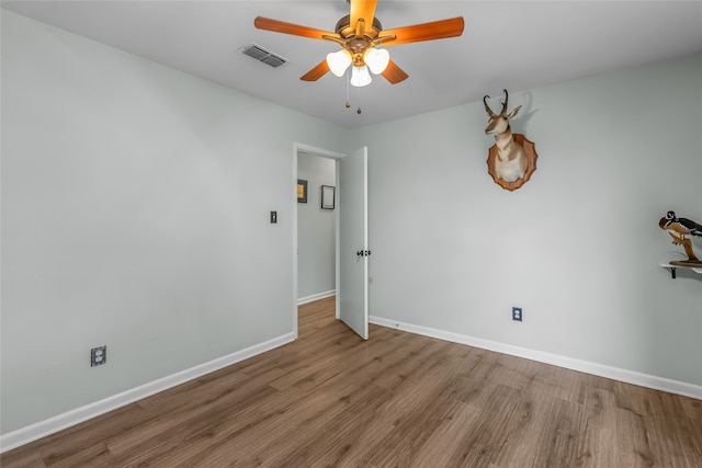 unfurnished room featuring light wood-type flooring and ceiling fan