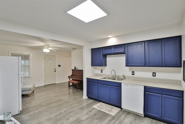 kitchen featuring white appliances, sink, blue cabinetry, light hardwood / wood-style floors, and ceiling fan