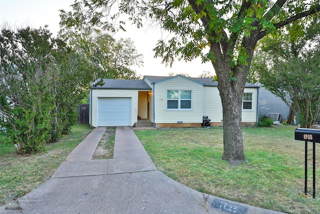 ranch-style house featuring a front lawn and a garage