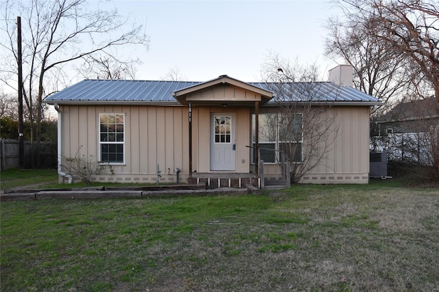 view of front of house with a front yard