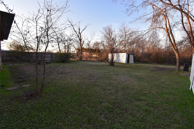 view of yard at dusk