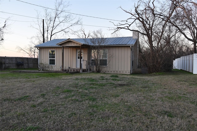 view of front of property featuring a yard