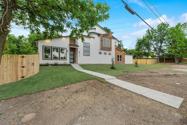 view of front of property featuring a front lawn