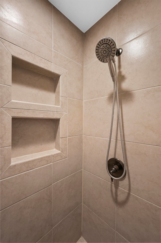 details featuring tiled shower