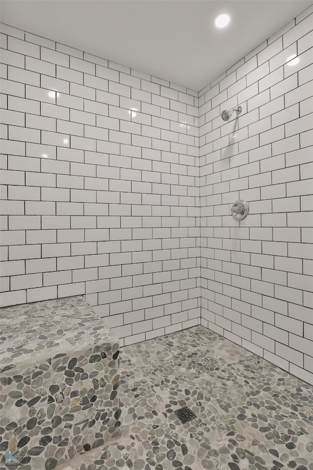 bathroom featuring a tile shower