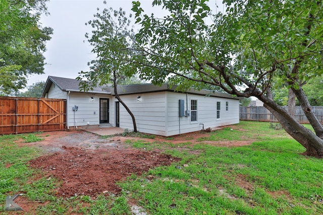 back of house featuring a yard