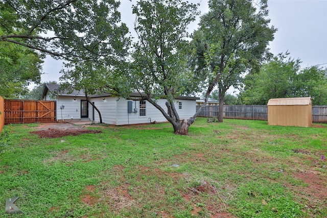 view of yard with a shed