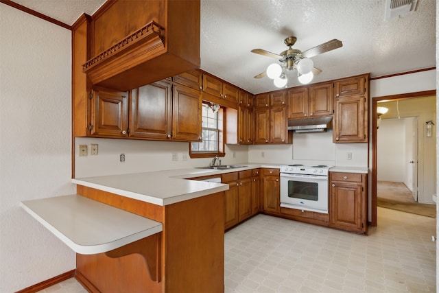 kitchen featuring kitchen peninsula, a textured ceiling, ceiling fan, and electric stove