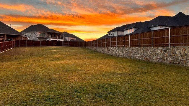 view of yard at dusk