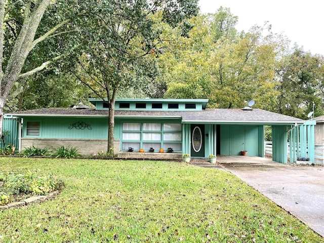 view of front of property with a carport and a front yard