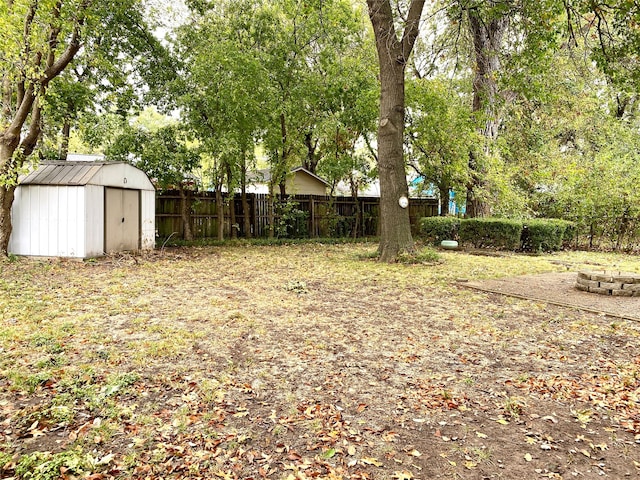 view of yard featuring a shed