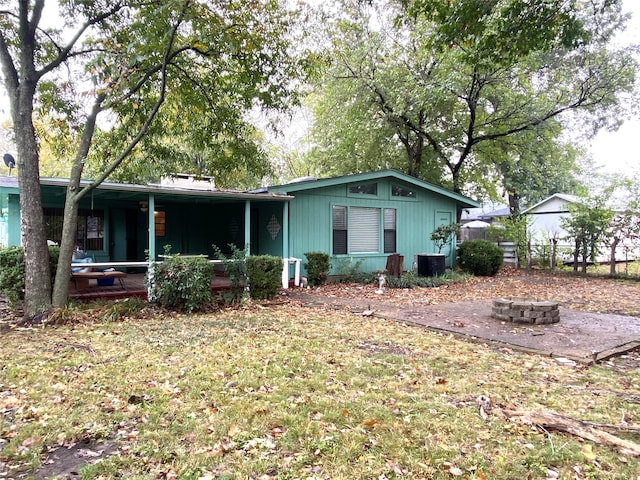 view of front of house featuring central AC unit and a front yard