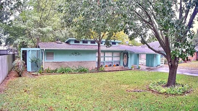 ranch-style home featuring a front lawn