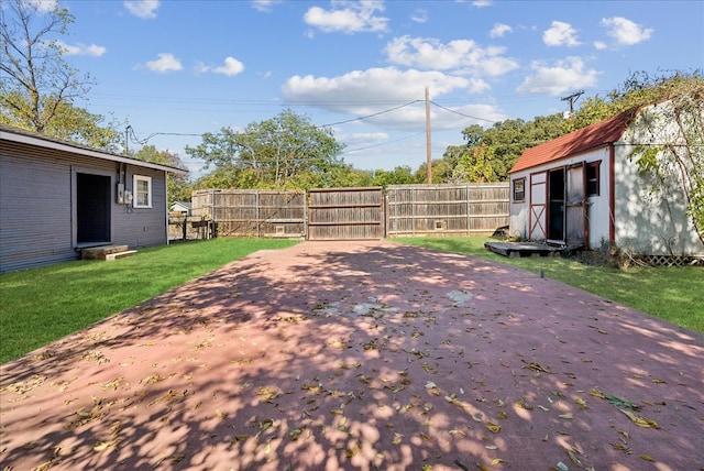 view of yard featuring a storage shed