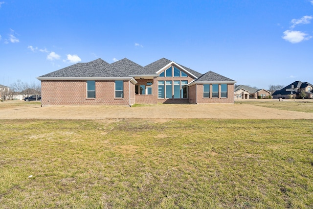 view of front of property featuring a front yard