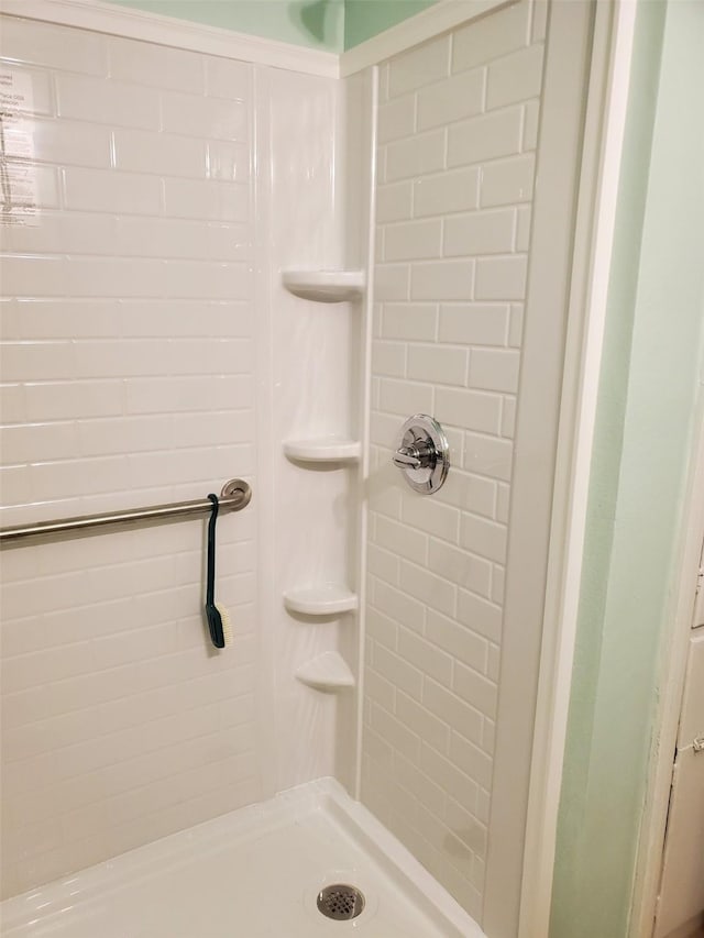 bathroom featuring a tile shower