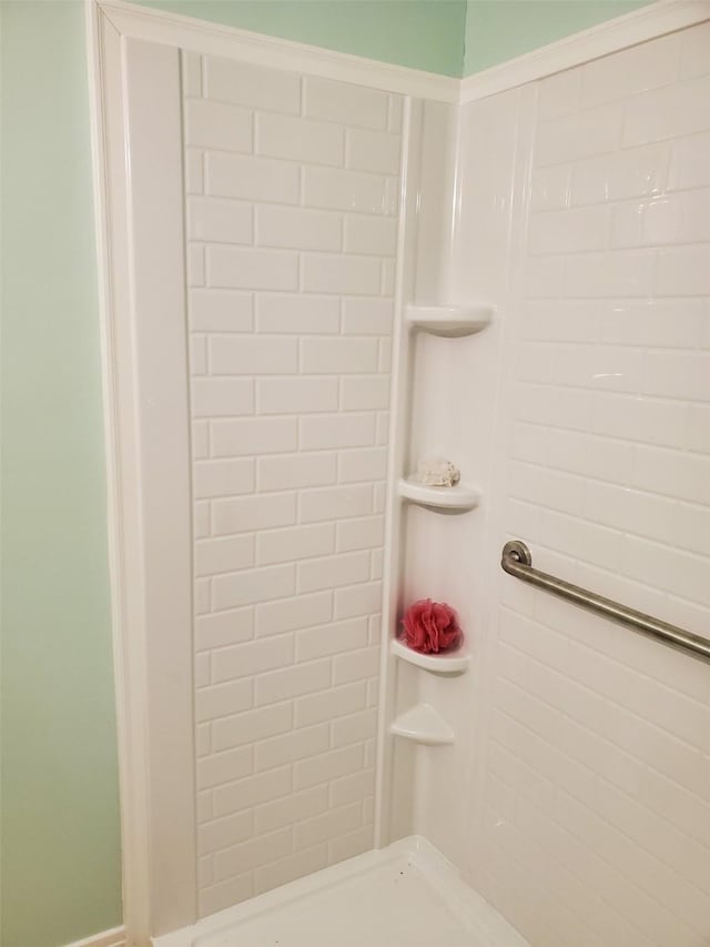 bathroom featuring a tile shower