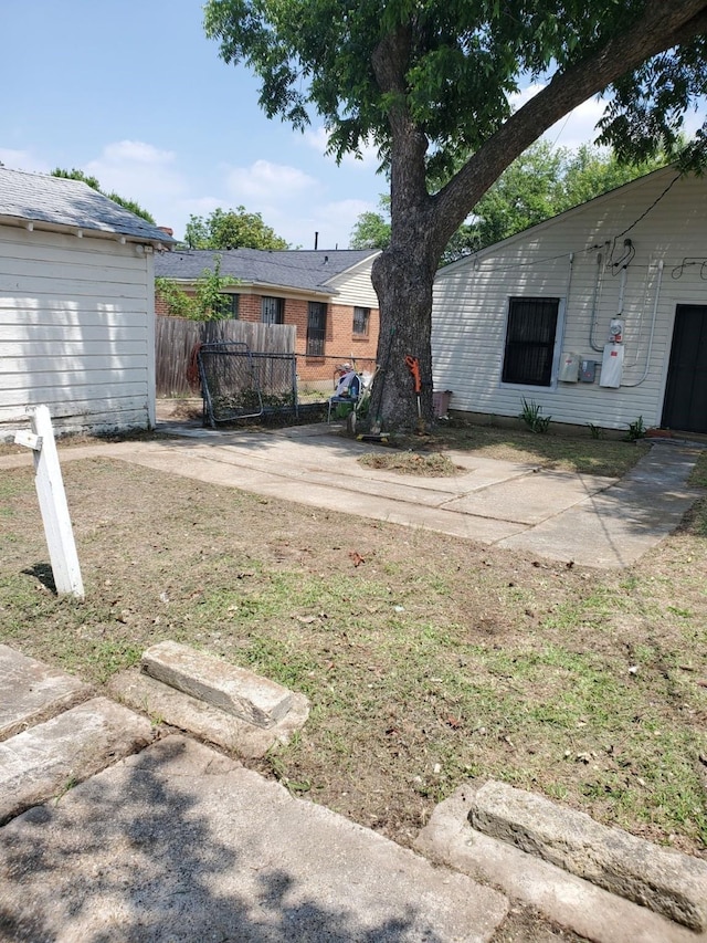 view of yard featuring a patio area