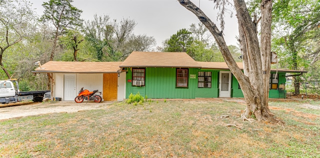 ranch-style home with cooling unit and a front lawn