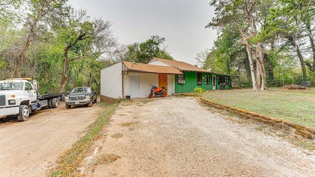 view of front of property featuring a front lawn