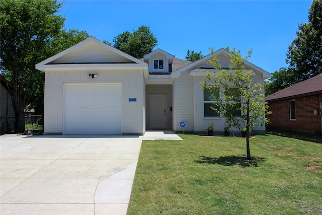 view of front of home featuring a front yard and a garage